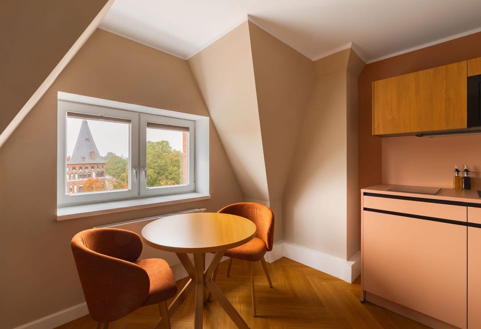 Kitchen or kitchenette, Seating area, Dining area