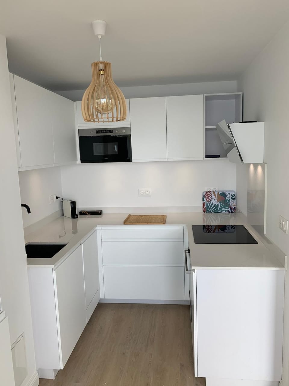 Kitchen or kitchenette, dishwasher, oven