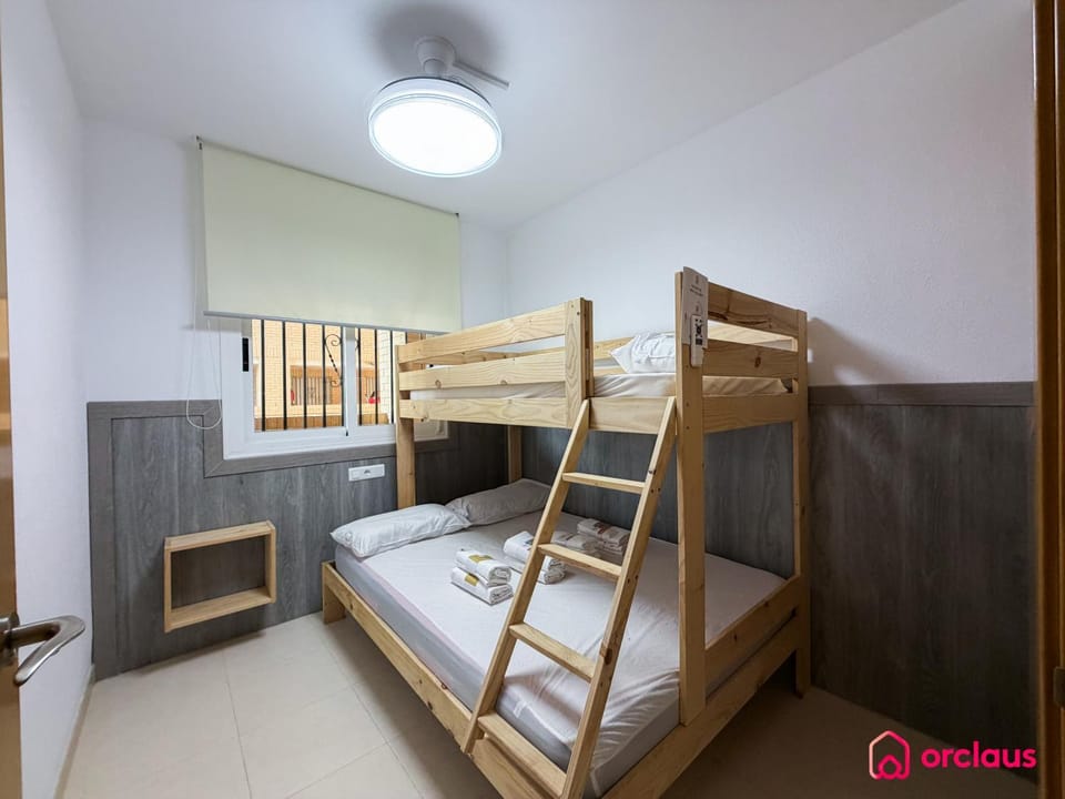 Bedroom, bunk bed