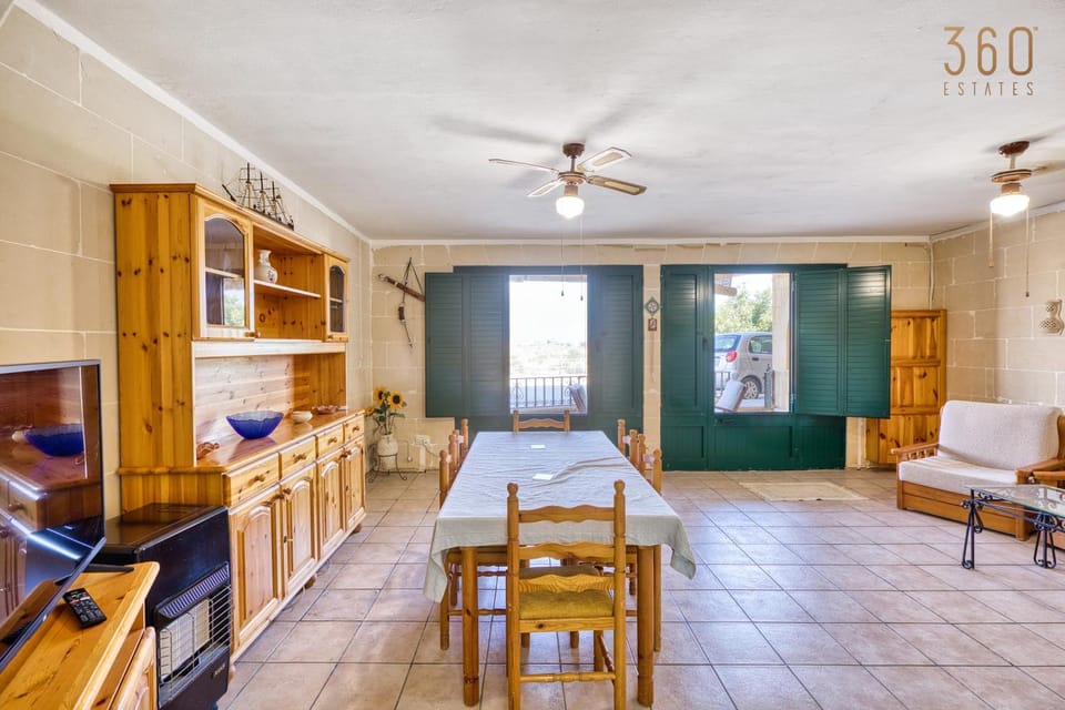 TV and multimedia, Living room, Photo of the whole room, Seating area, Dining area