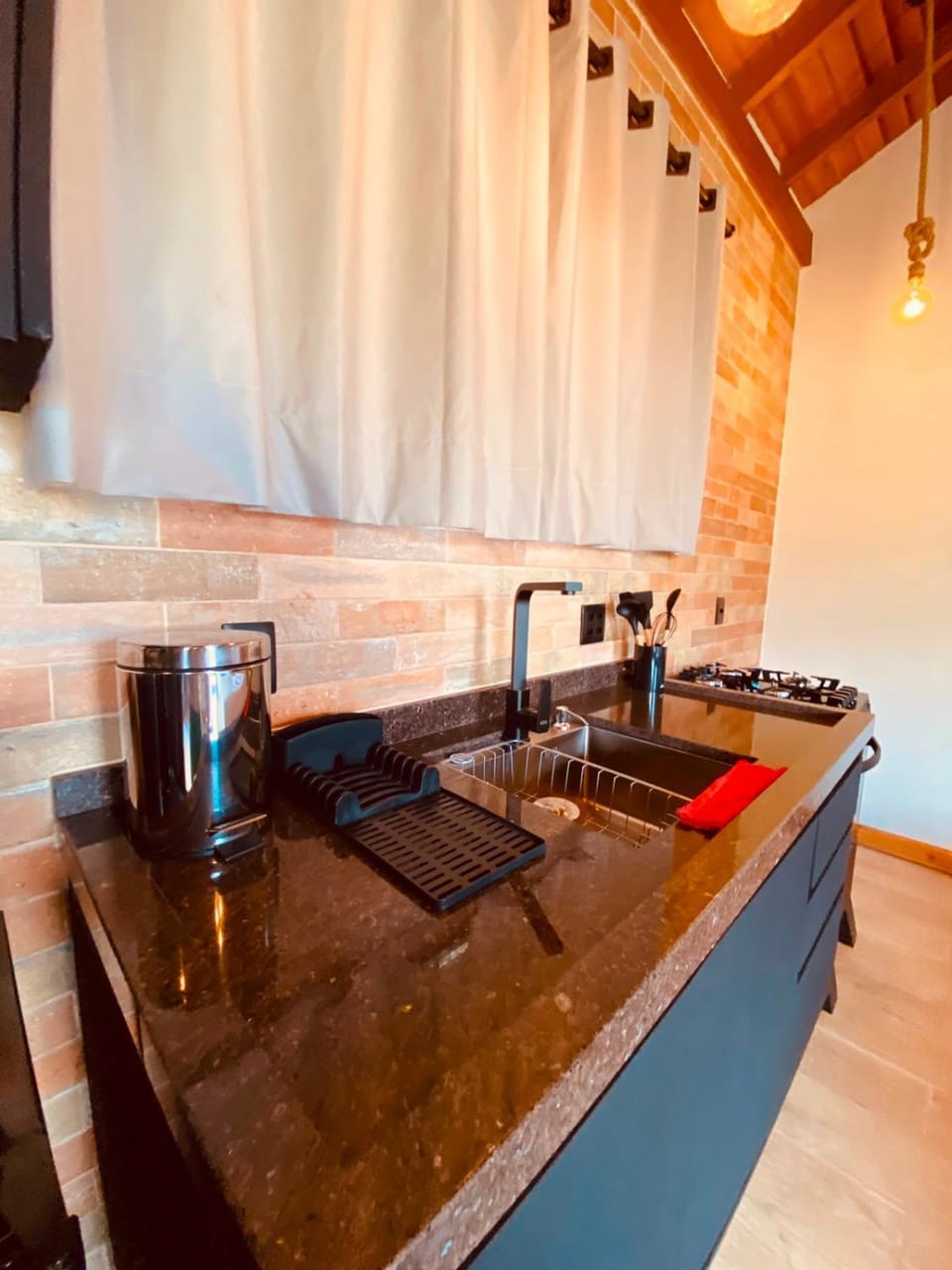 Kitchen or kitchenette, minibar, stove