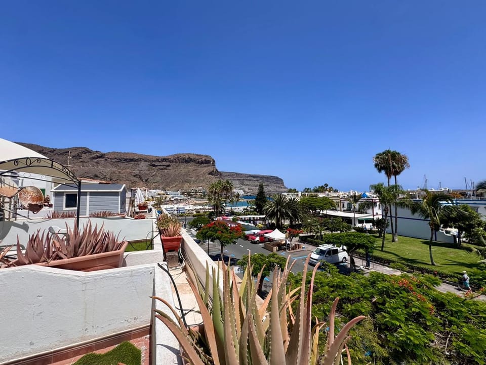 Mountain view, Sea view