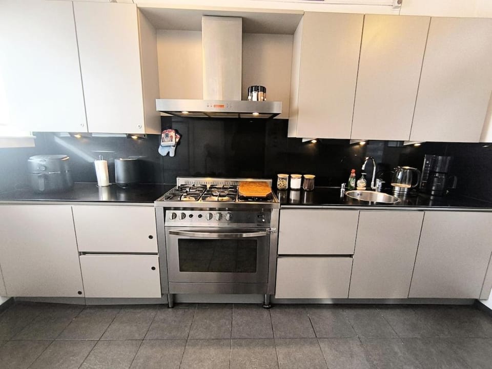 Coffee/tea facilities, Kitchen or kitchenette, dishwasher, oven, stove, toaster