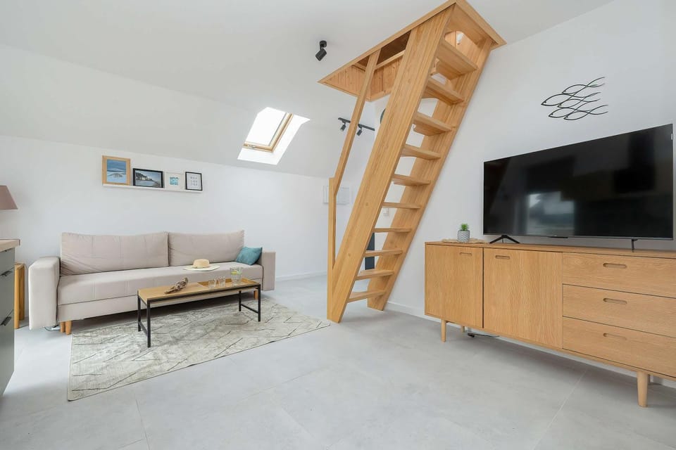 TV and multimedia, Living room, Seating area, Evening entertainment