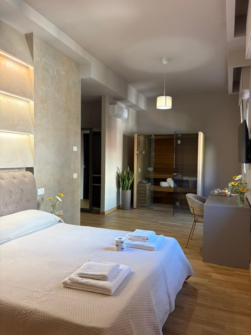 Photo of the whole room, Bedroom