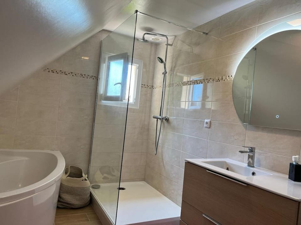 Maison Hérouville avec 4 chambres, avec 2 salles de bain Apartment in Caen