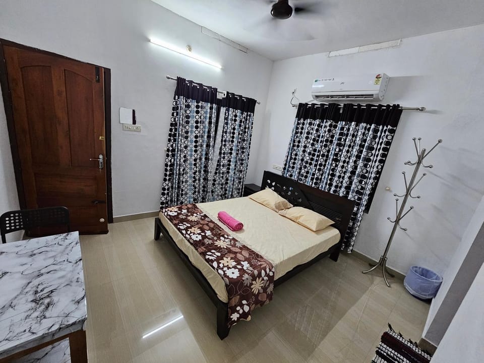 Bed, Photo of the whole room, Bedroom, towels, air conditioner