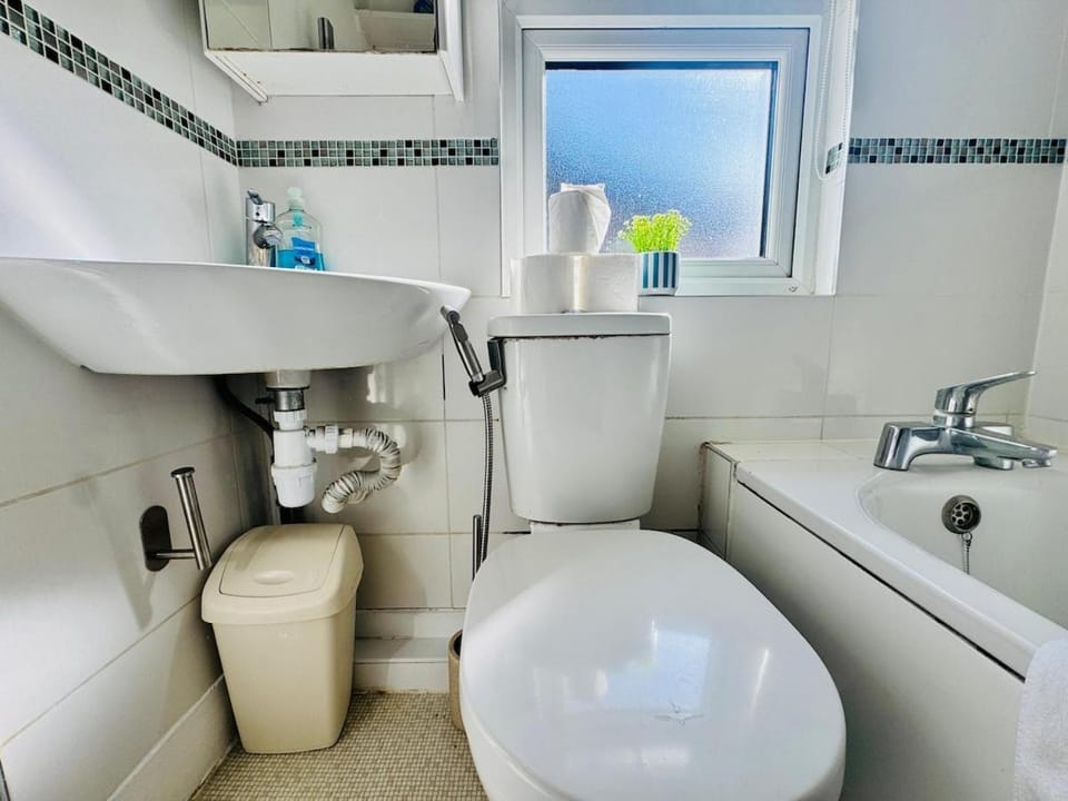 Home Sweet Home - Lovely 3BR in the best Location House in Slough