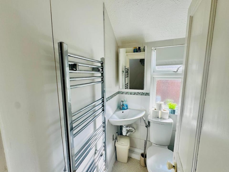 Home Sweet Home - Lovely 3BR in the best Location House in Slough