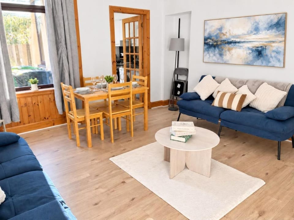 Elegant 2-Bedroom Flat near Dunfermline - Sleeps 6 Apartment in Kirkcaldy