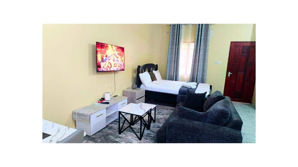 Bed, Seating area, Dining area
