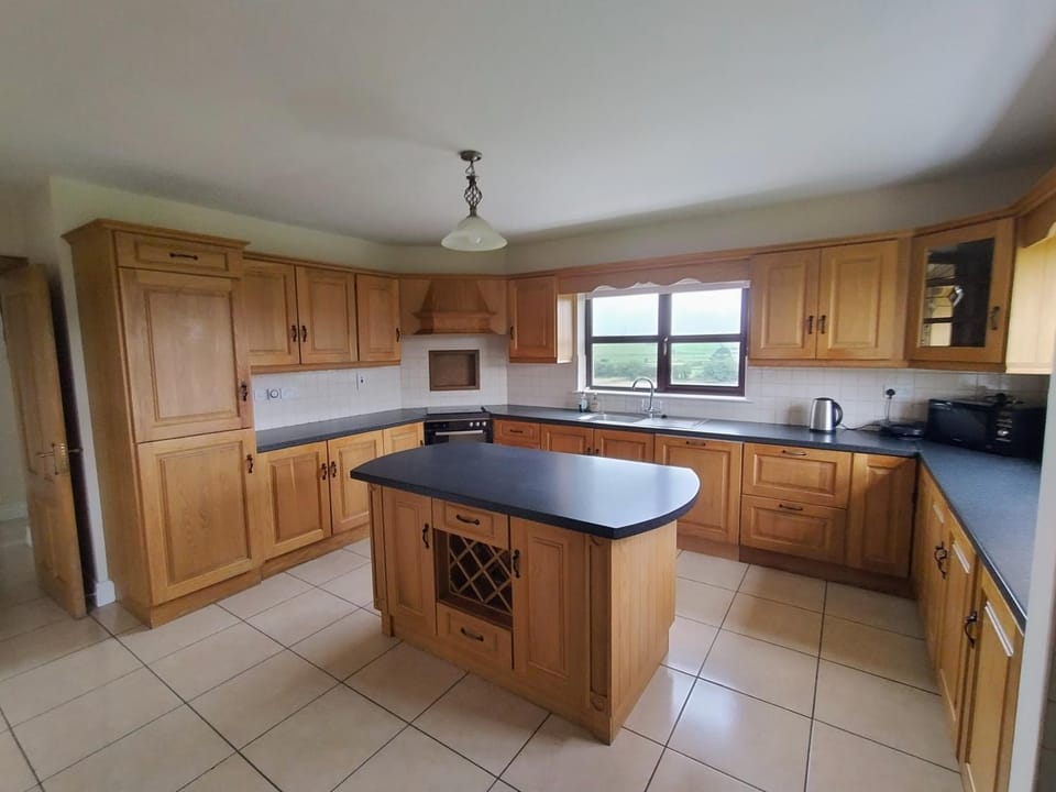 Coffee/tea facilities, dishwasher, oven, stove, toaster, kitchen