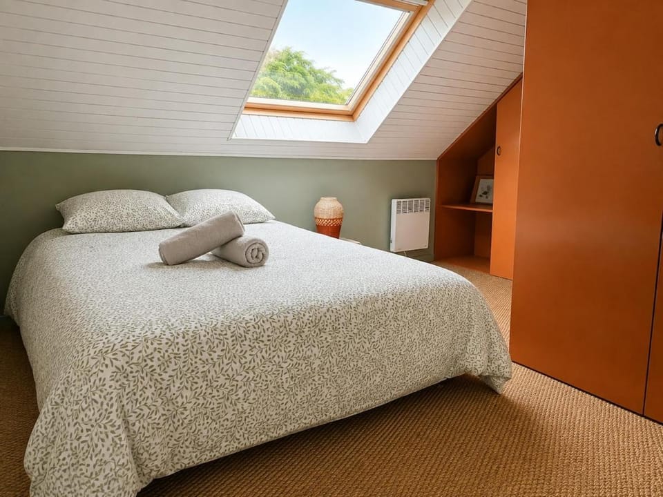 Bed, Photo of the whole room, Bedroom, towels, wardrobe