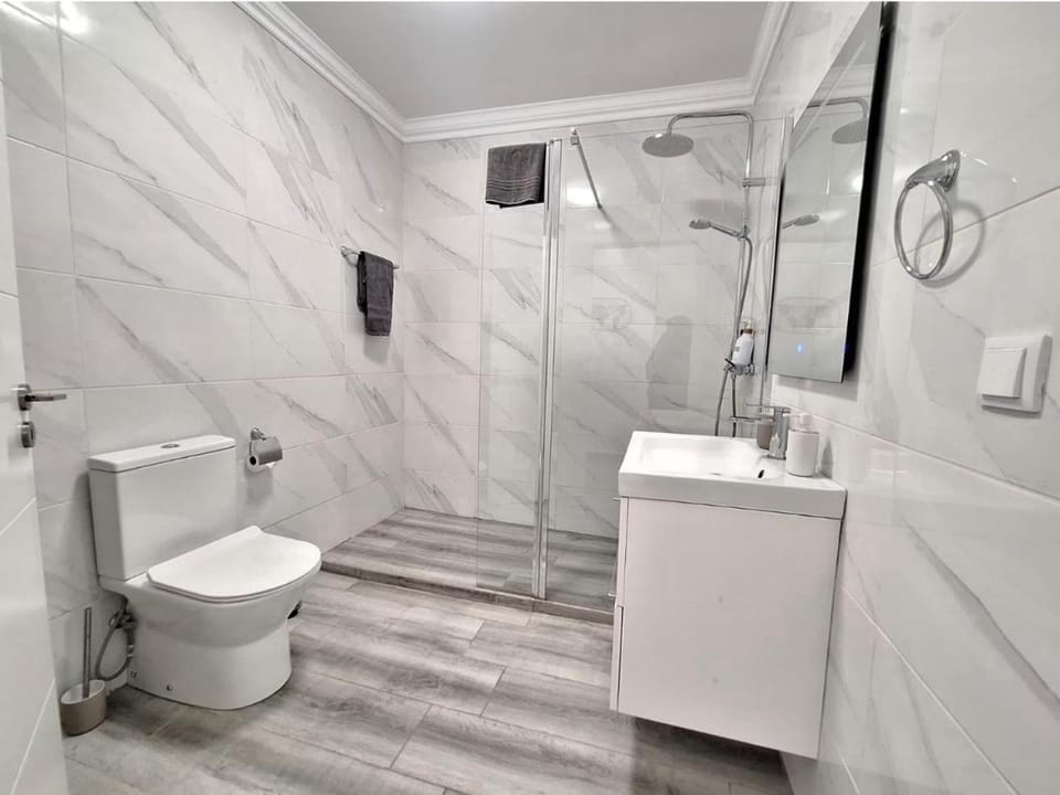 Shower, Toilet, Bathroom, towels