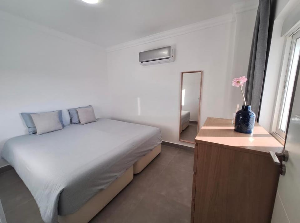 Bed, Bedroom, air conditioner