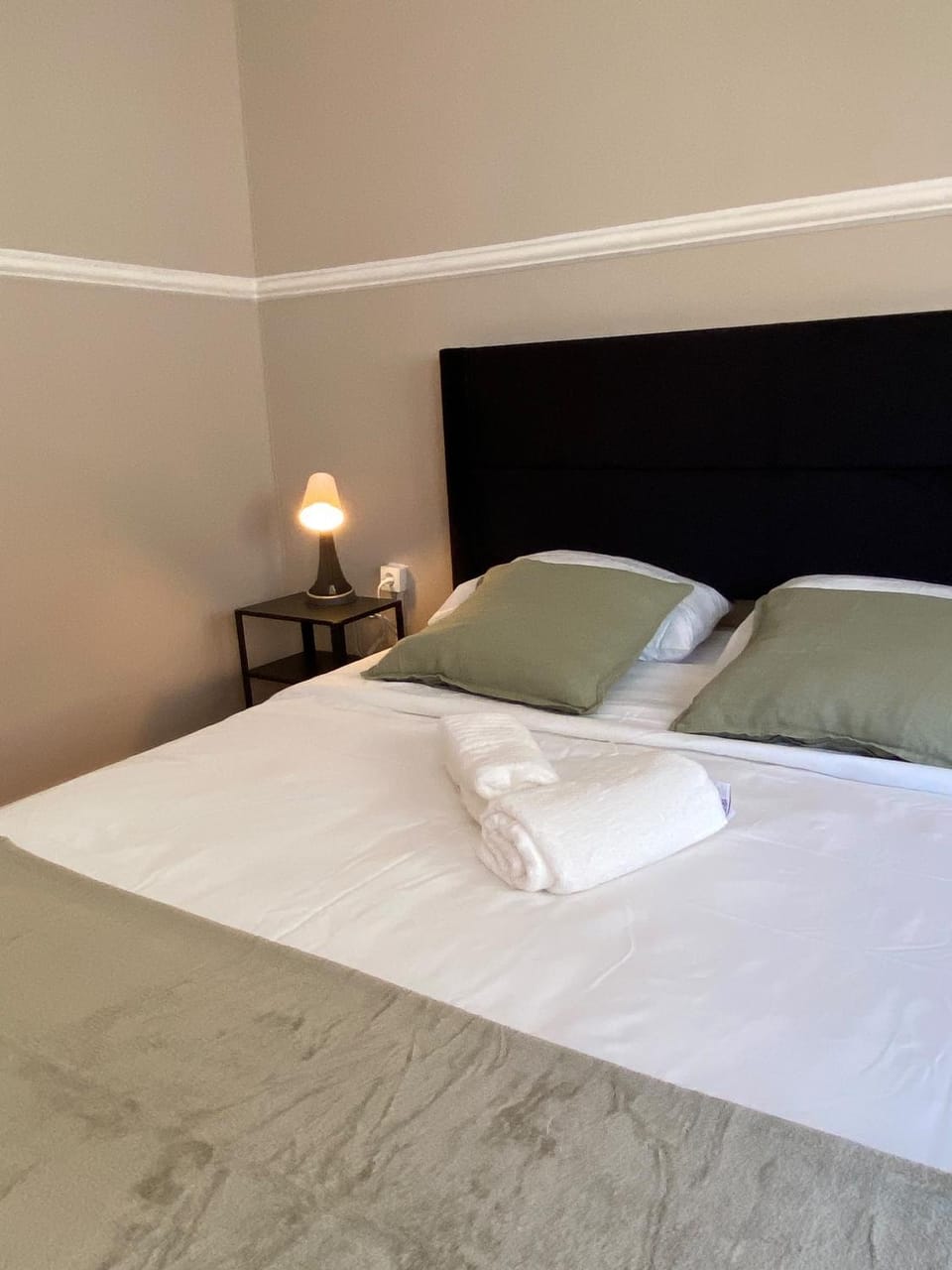 Bed, towels