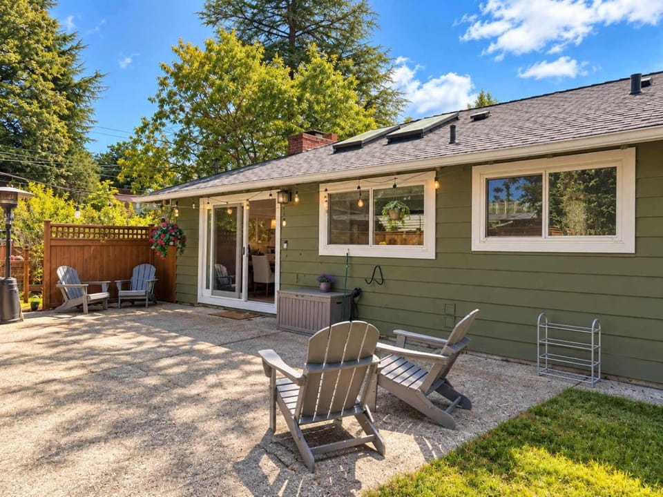 Bellevues 3BR Modern Farm House with Fenced Yard House in Bellevue