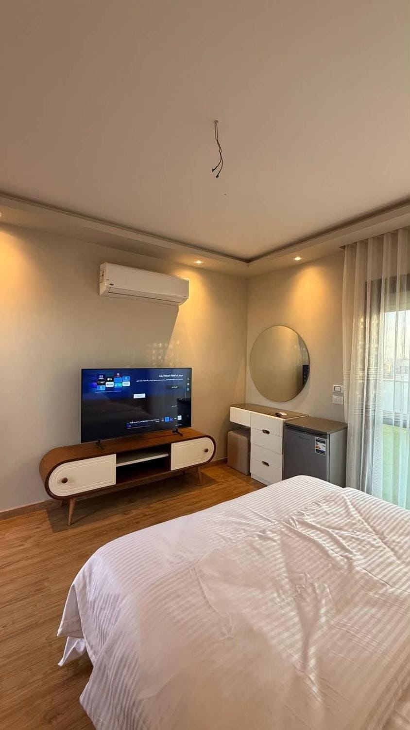 Bed, TV and multimedia, Photo of the whole room, Bedroom, air conditioner