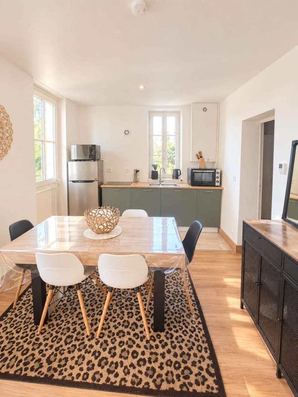 Kitchen or kitchenette, Dining area, stove