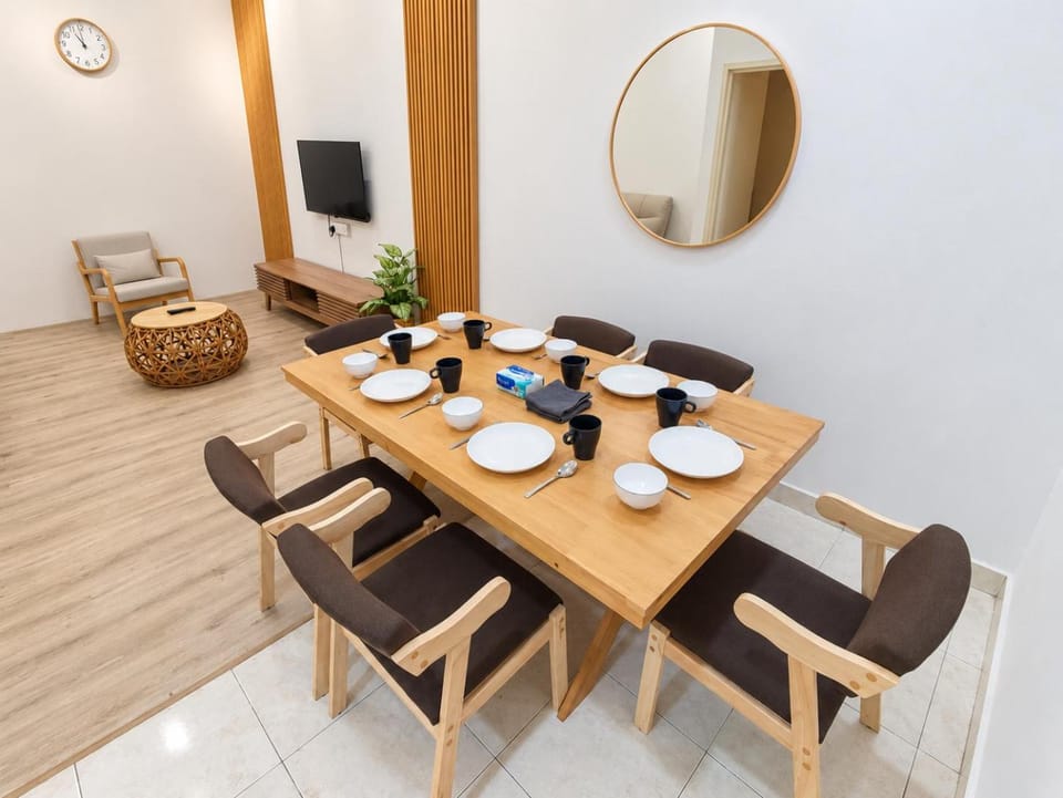 TV and multimedia, Living room, Seating area, Dining area