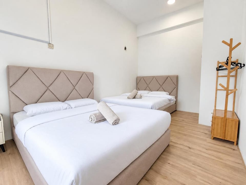 Bed, Photo of the whole room, Bedroom, towels