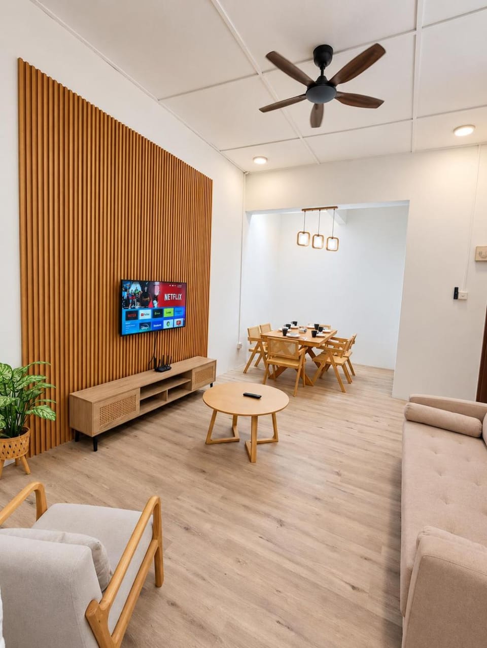 Communal lounge/ TV room, TV and multimedia, Living room, Seating area, Dining area, Evening entertainment