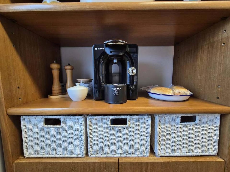 Coffee/tea facilities, Decorative detail, storage