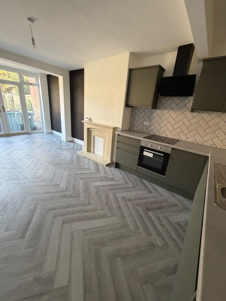 Sleeps 8 4 bed Heanor with Garden & Driveway House in Amber Valley
