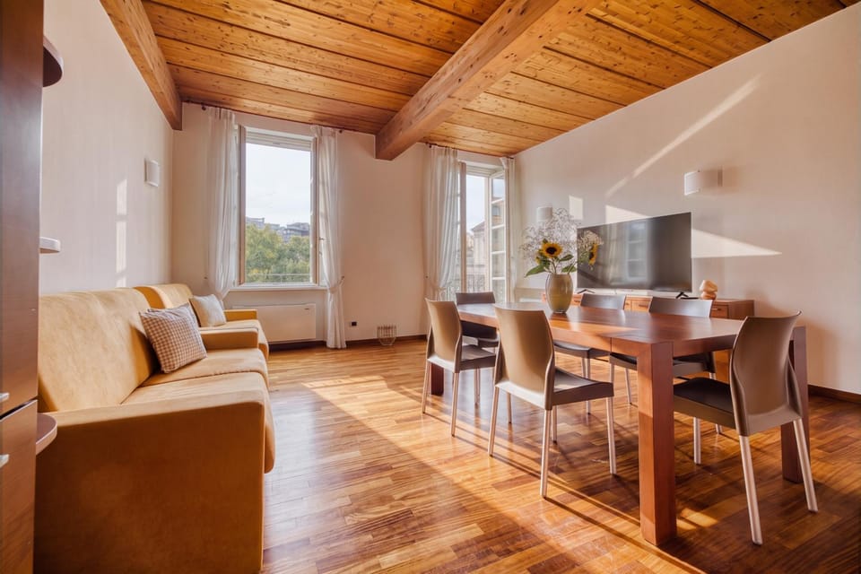 TV and multimedia, Living room, Seating area, Dining area
