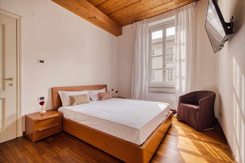 Bed, TV and multimedia, Photo of the whole room, Bedroom