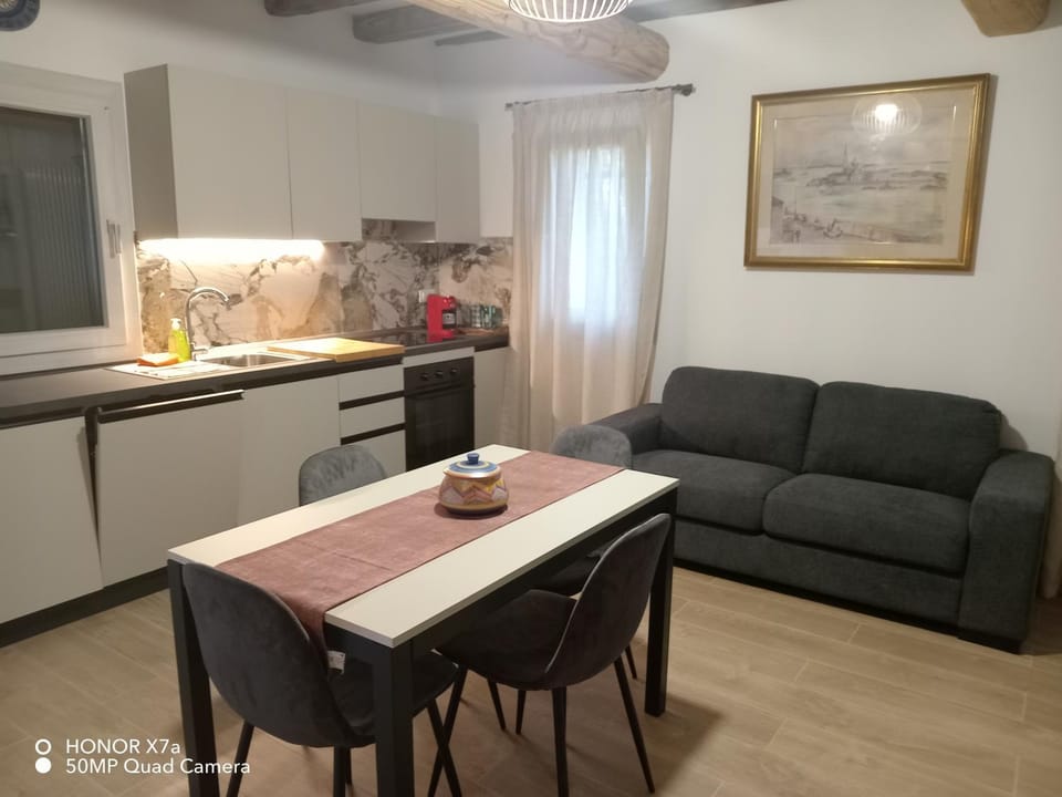 Kitchen or kitchenette, Living room, Seating area, Dining area