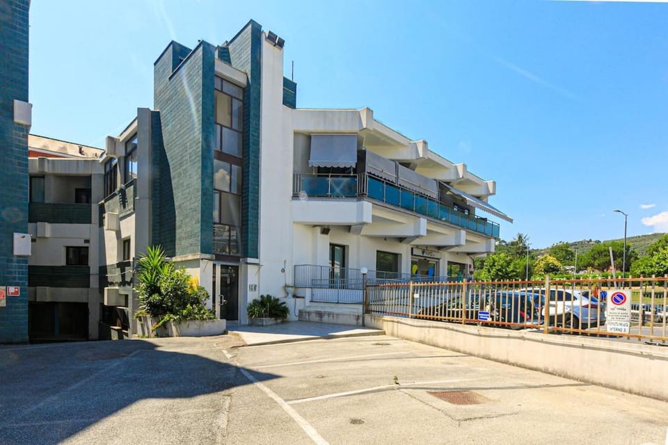 Design & Comfort with Fee Parking and AC Apartment in Chiavari