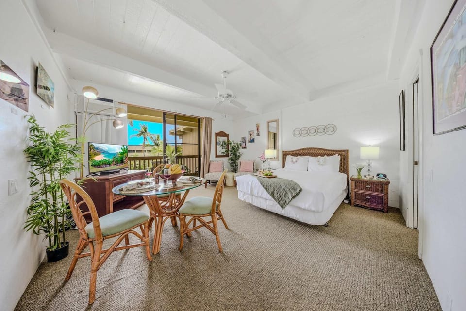 Living room, Photo of the whole room, Dining area
