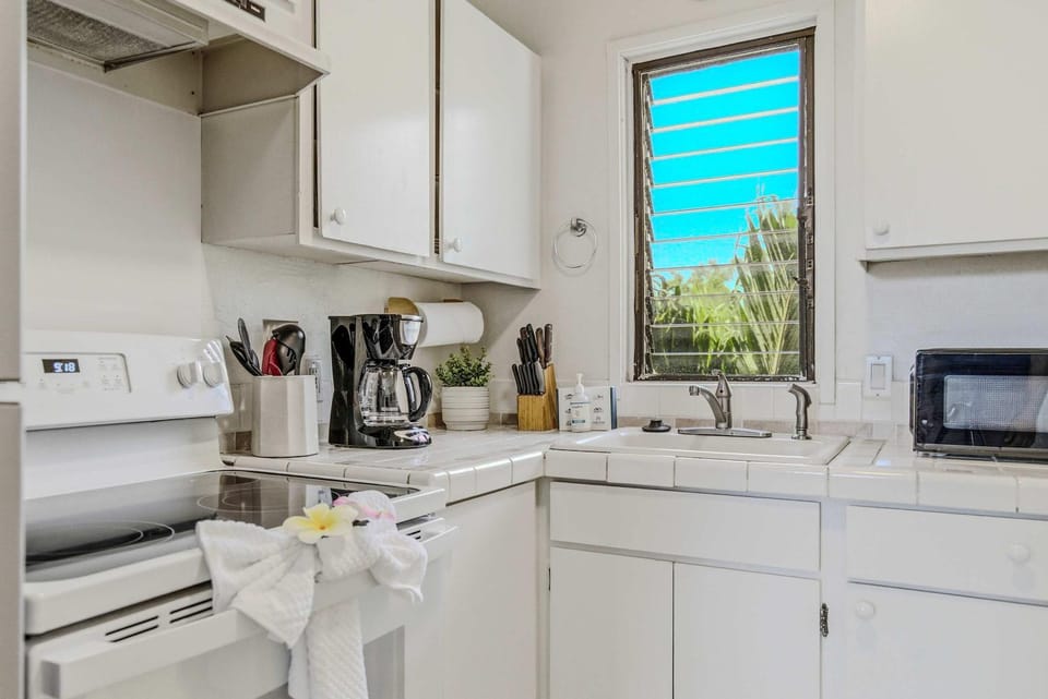 Coffee/tea facilities, Kitchen or kitchenette, oven, stove, toaster