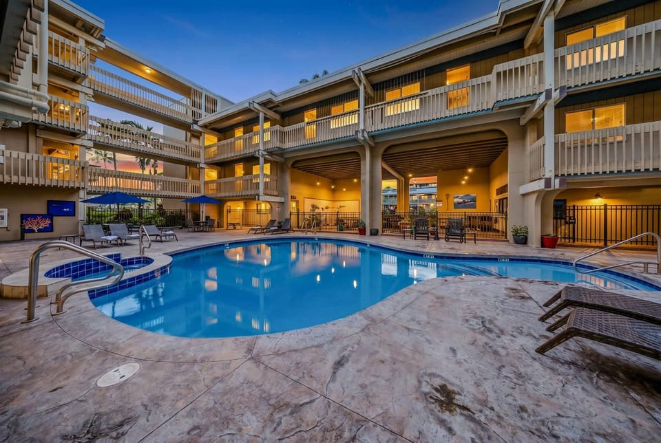 Patio, Pool view, Swimming pool, Swimming pool, sunbed