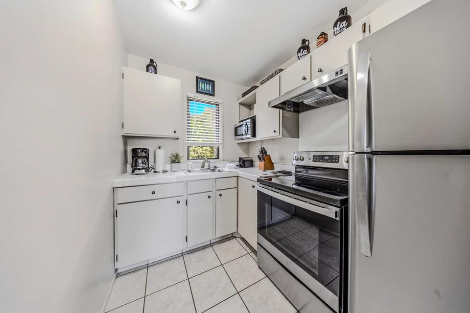 Kitchen or kitchenette, oven