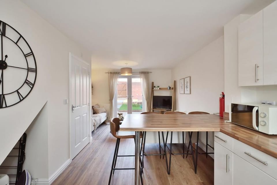 13D Heol Stradling House in Bridgend
