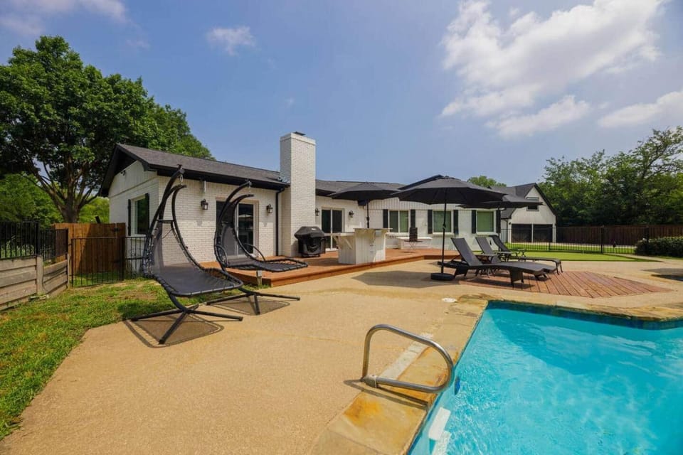 Luxury Family Retreat Near Wedding Venues House in Little Elm
