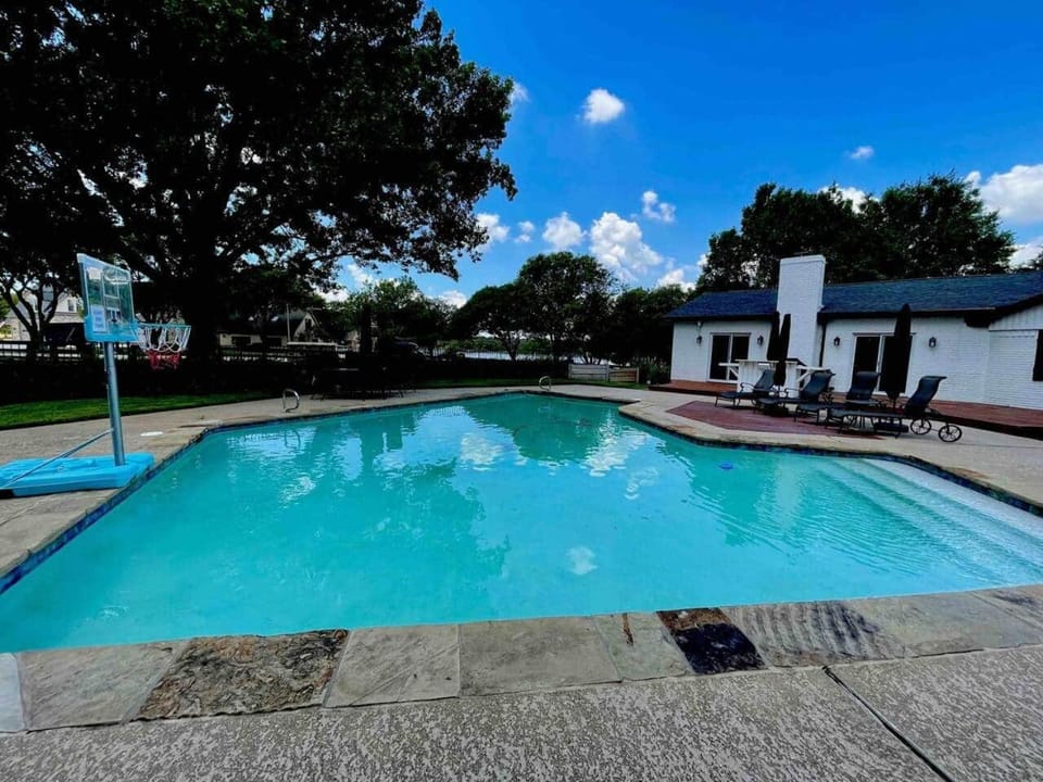 Luxury Family Retreat Near Wedding Venues House in Little Elm
