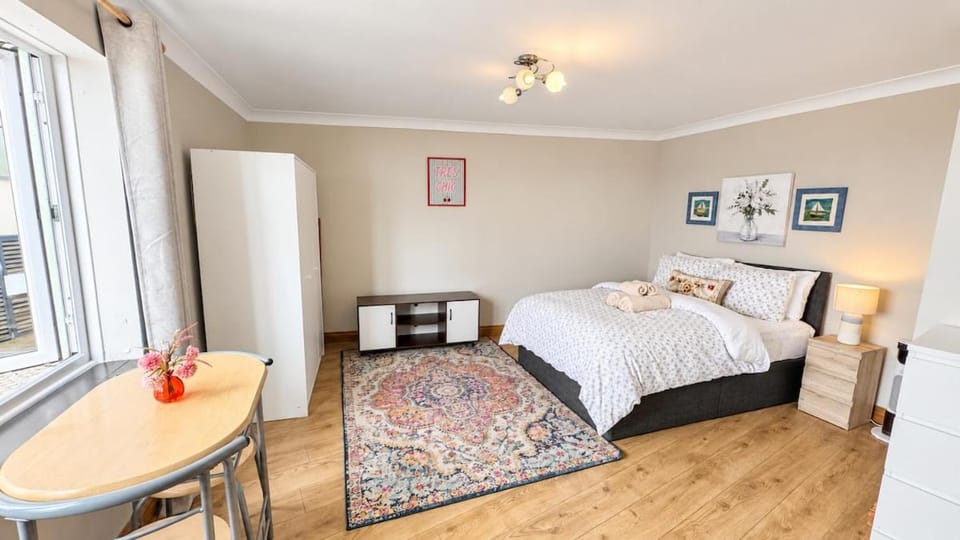 Bed, Living room, Bedroom, wardrobe