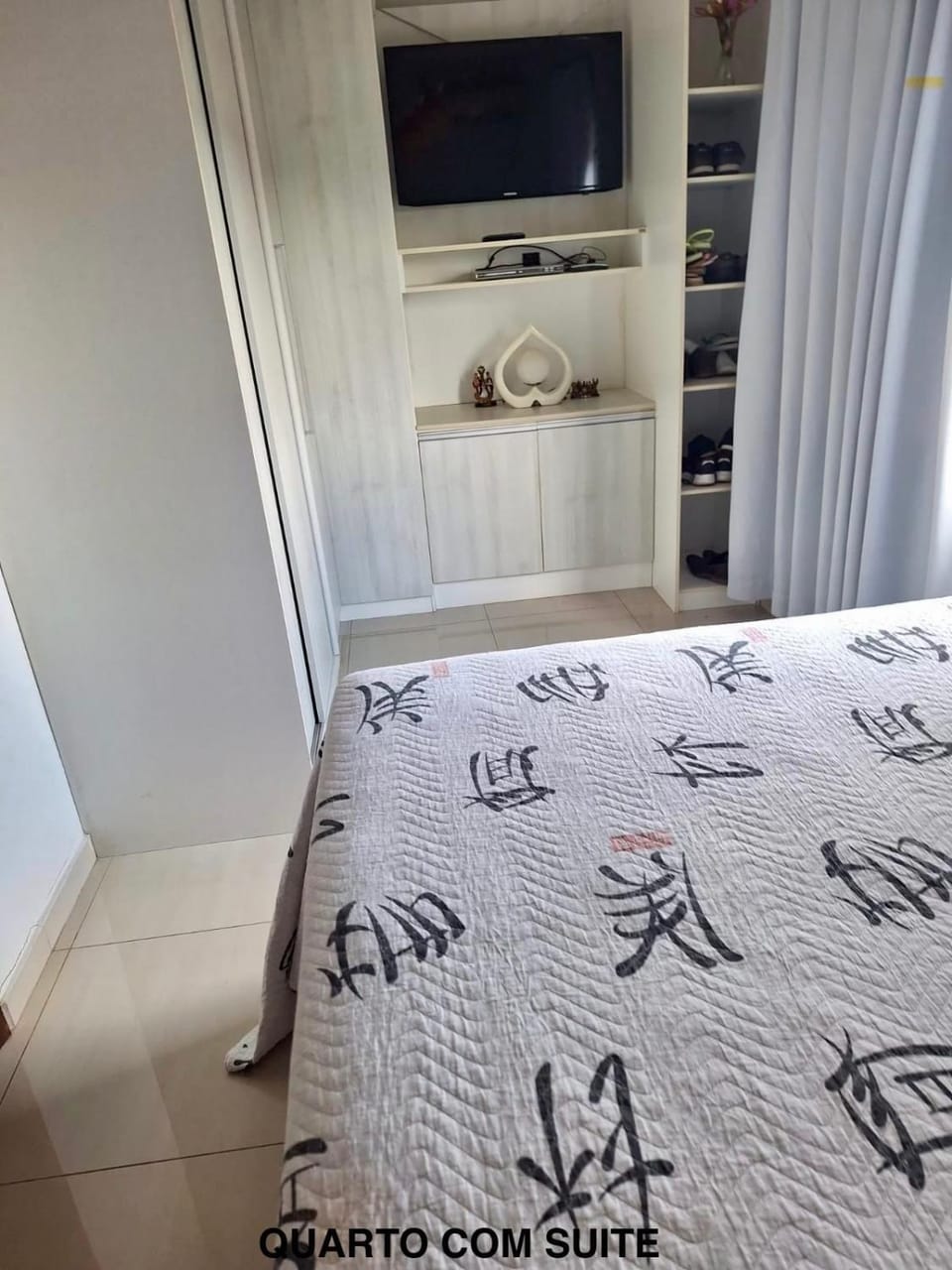 Bed, TV and multimedia, Bedroom