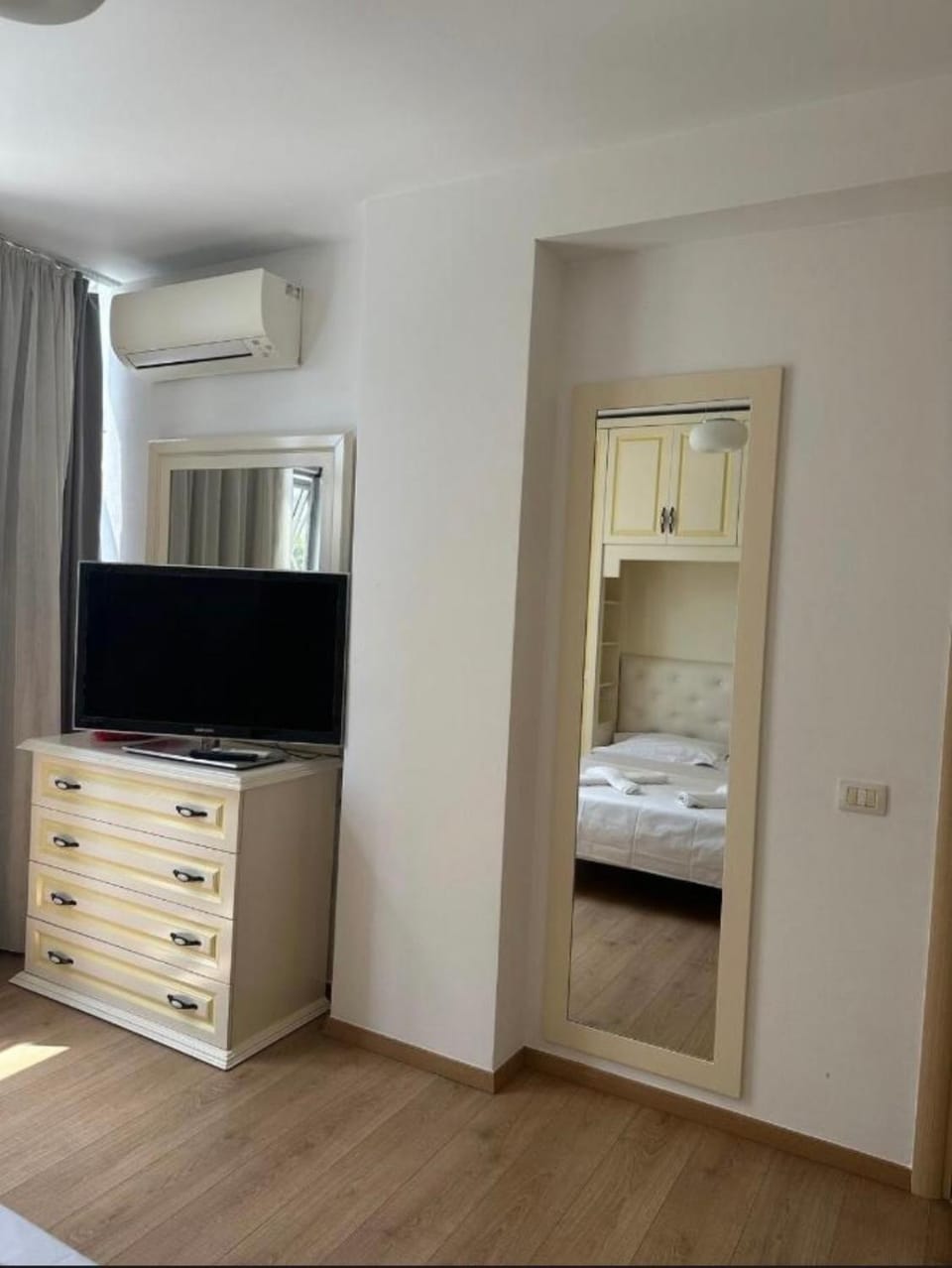 Bed, TV and multimedia, Photo of the whole room, Bedroom, wardrobe, air conditioner