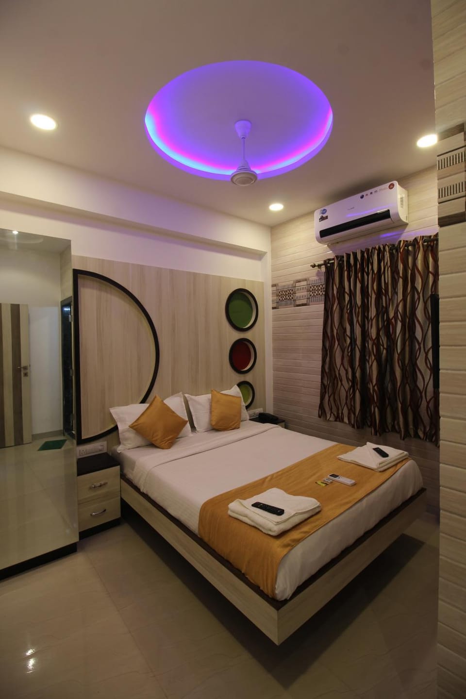 Bed, Photo of the whole room, Decorative detail, Bedroom