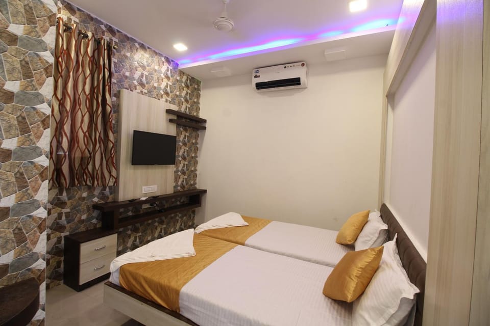 Bed, TV and multimedia, Photo of the whole room, Decorative detail, Bedroom