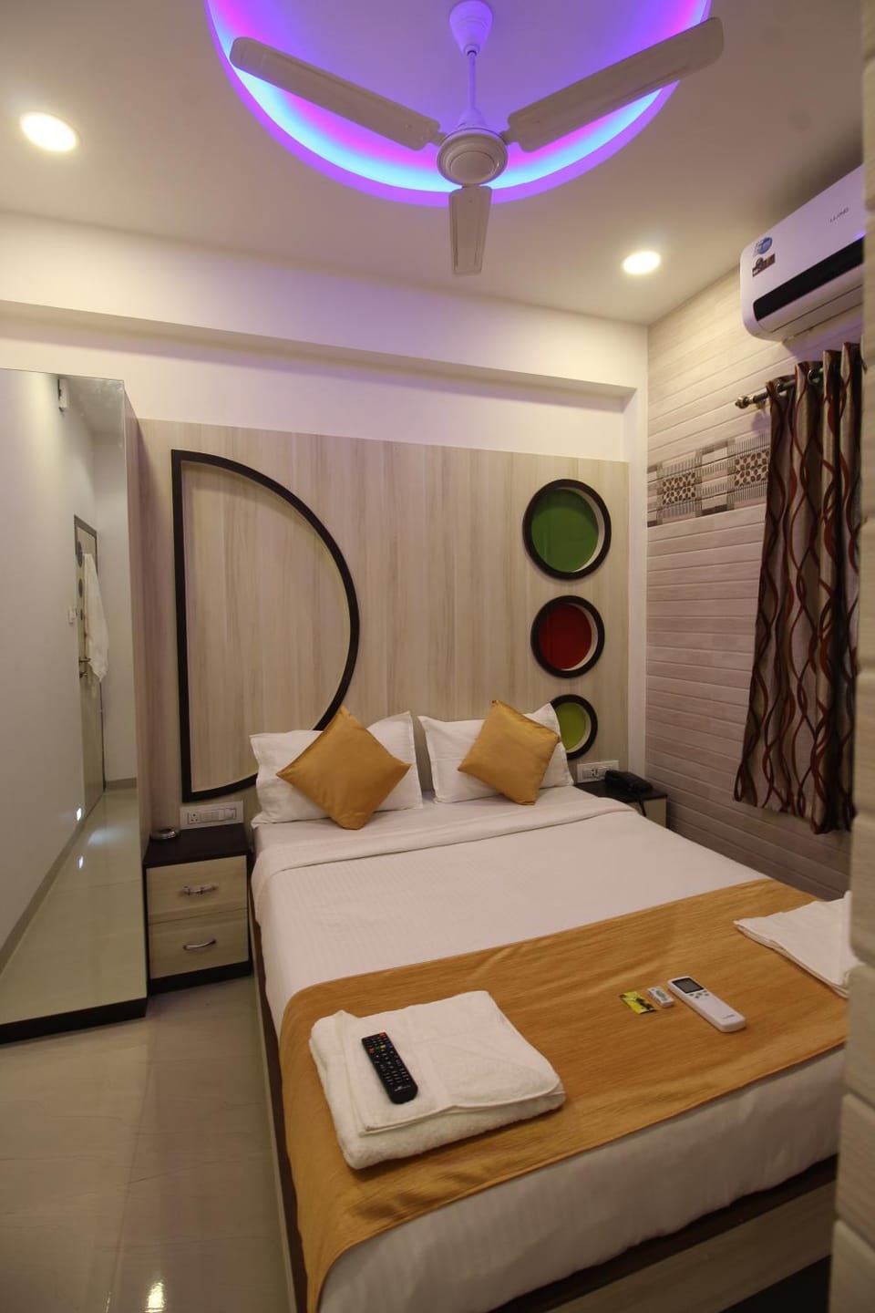 Bed, Photo of the whole room, Decorative detail, Bedroom