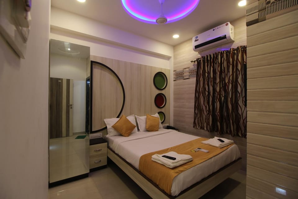 Bed, TV and multimedia, Photo of the whole room, Decorative detail, Bedroom