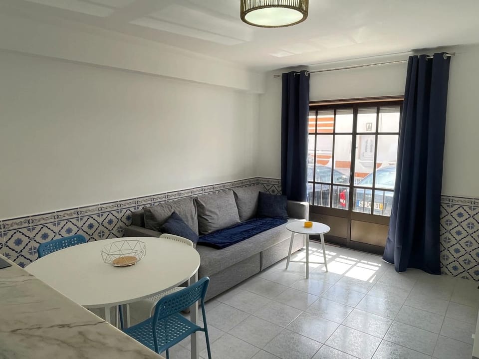 Charming Coastal Apartment 200 m from the Promenade Apartment in Lisbon District