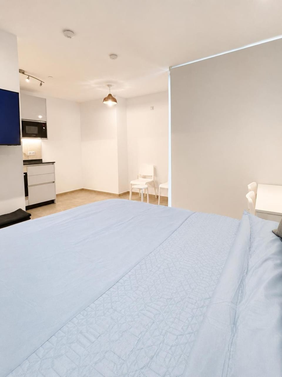 Bed, TV and multimedia, Photo of the whole room, Bedroom, fireplace