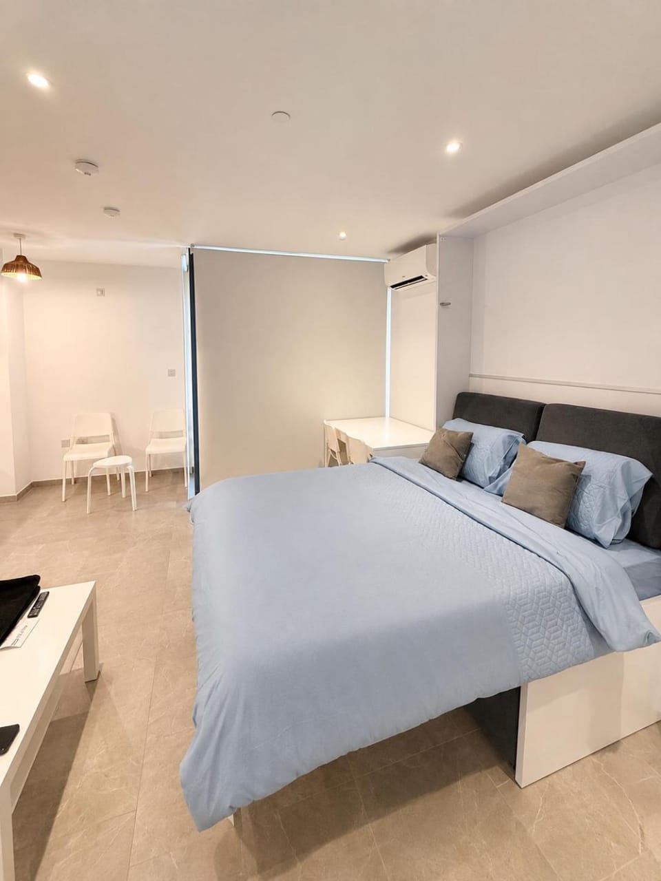 Bed, Living room, Photo of the whole room, Seating area, Bedroom