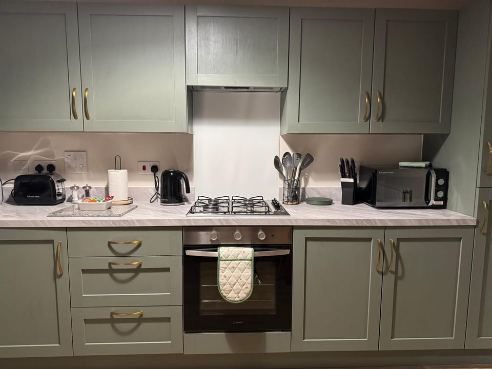 Near Rolls Royce | Big Beds | Wi-Fi | Driveway | 6 House in Derby